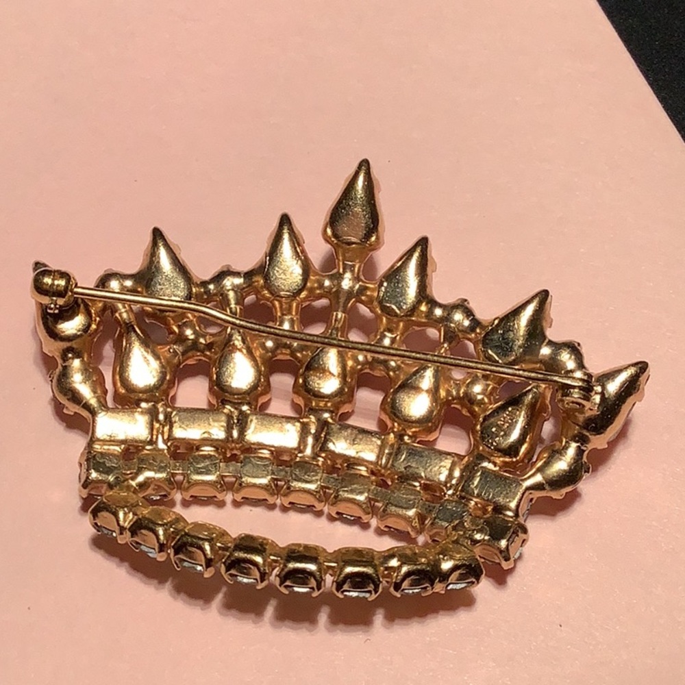 VINTAGE 1950s B. DAVID CROWN RHINESTONE BROOCH, Signed - Picture 3 of 6